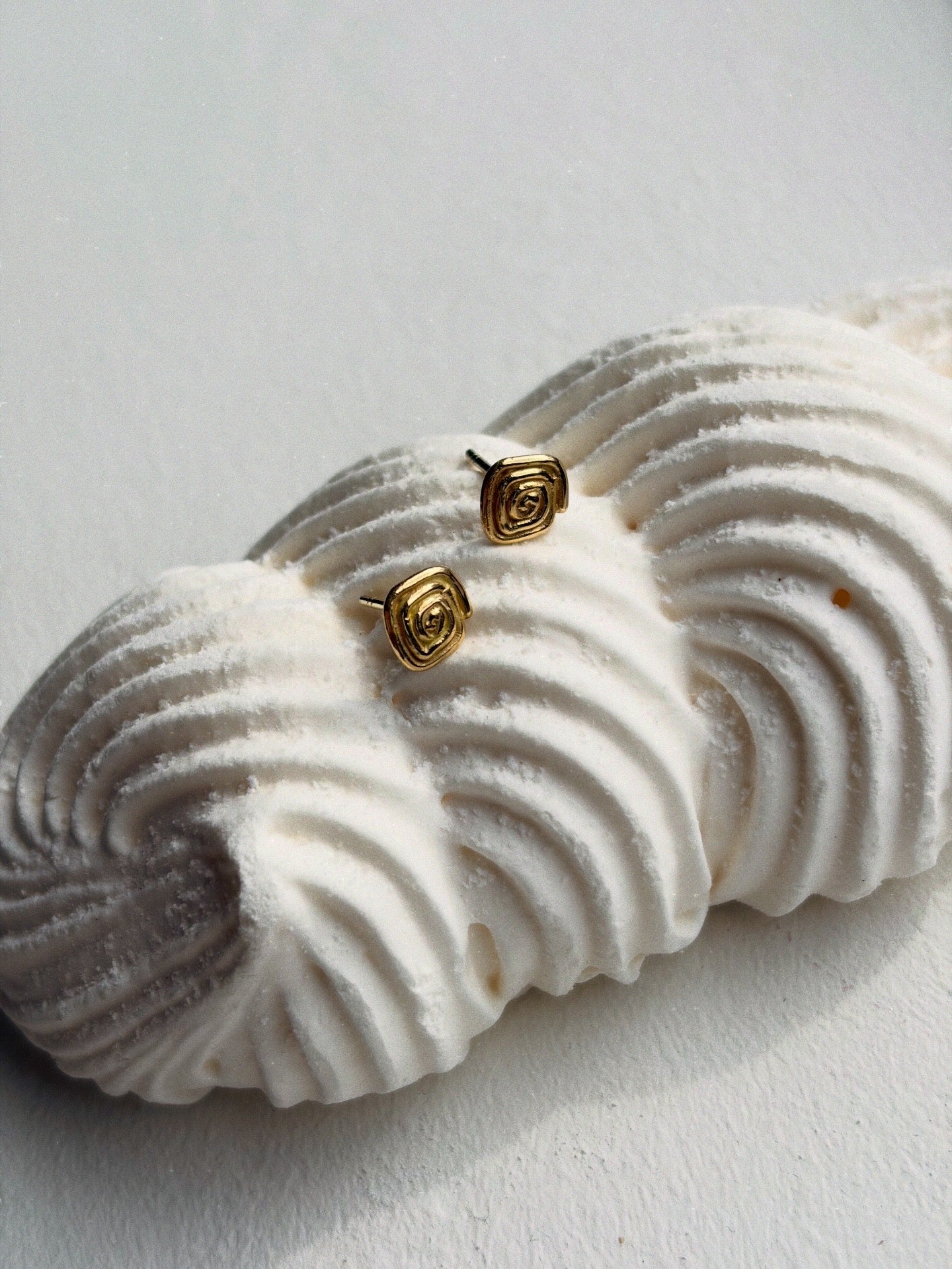 Peruvian earstud
