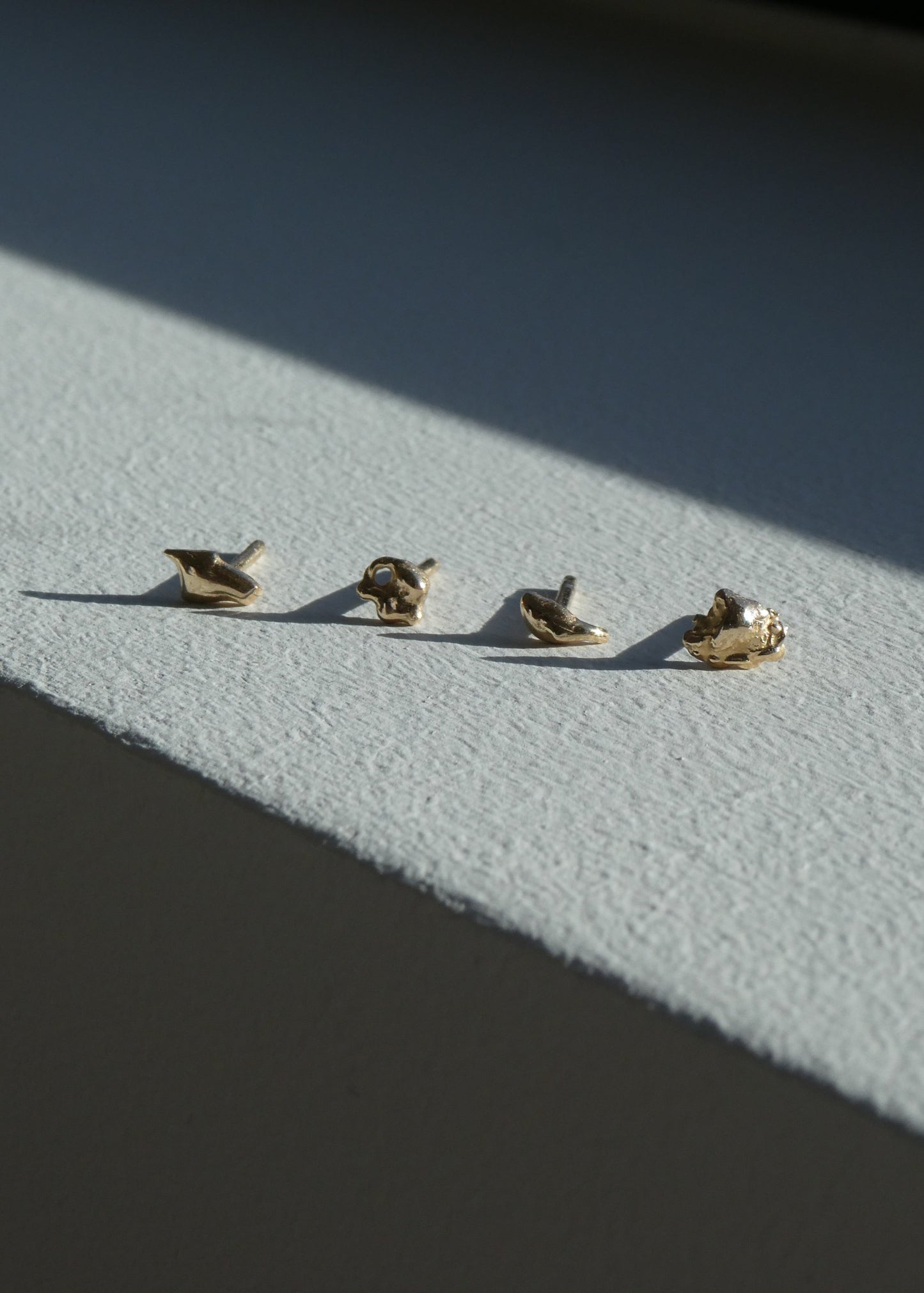 Rocky earstud (tiny/piece)